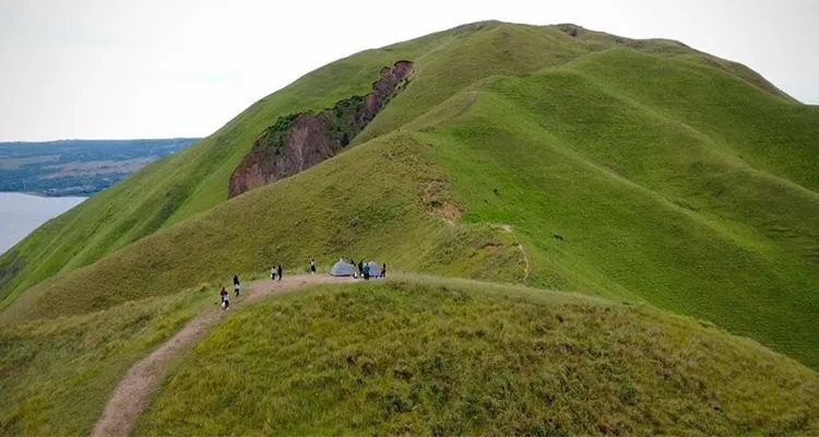 Bukit Holbung Samosir Surga Tersembunyi di Danau Toba