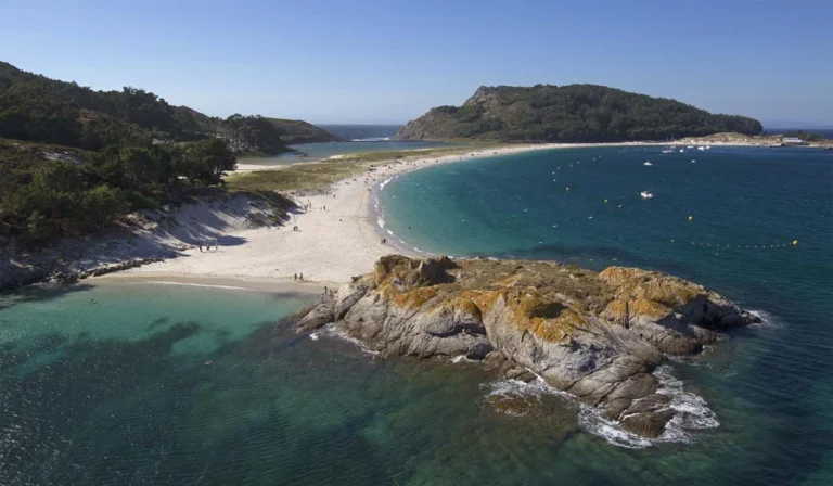 Menikmati-Keindahan-Playa-de-Rodas-Pantai-Terbaik-Dunia-di-Galicia,-Spanyol