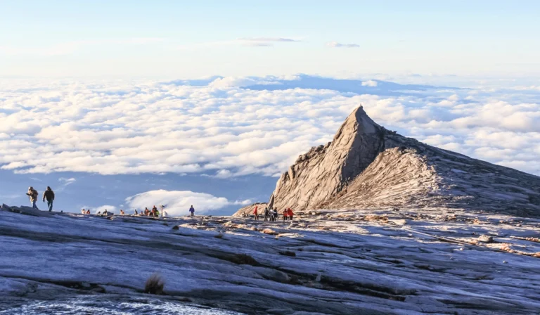 Gunung Kinabalu: Keindahan Dan Petualangan Menaklukkan Puncak Tertinggi Malaysia