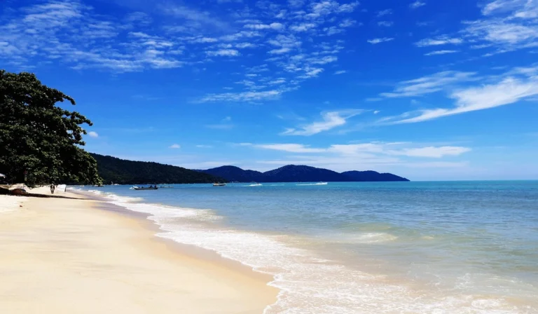 Liburan-Santai-di-Pantai-Batu-Ferringhi,-Pantai-Populer-di-Pulau-Penang