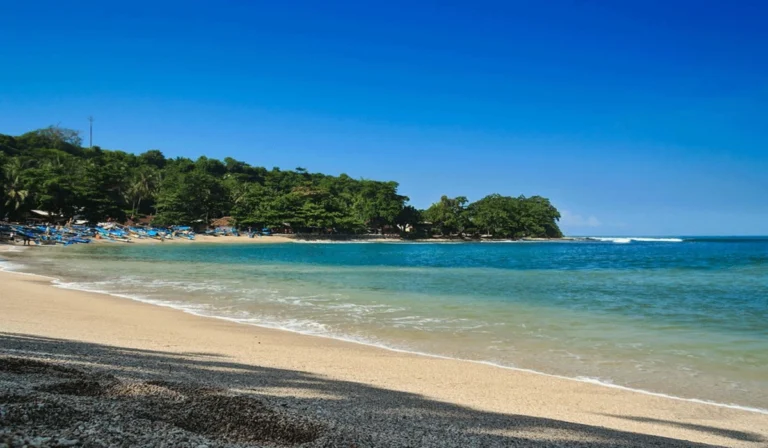 Menikmati-Keindahan-Alam-dan-Ombak-di-Pantai-Rancabuaya
