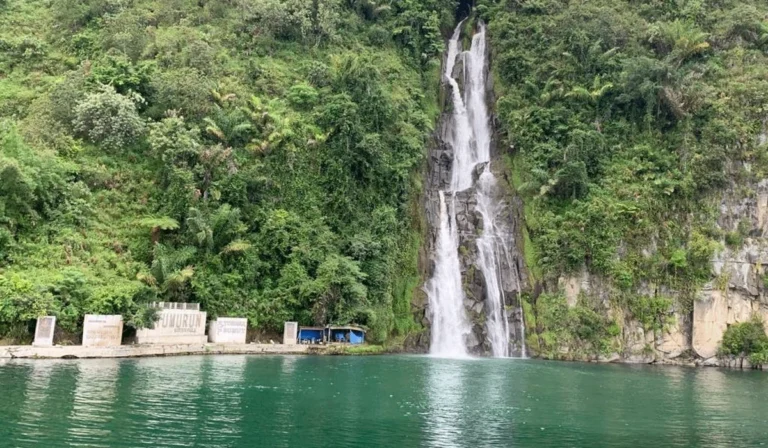 Menyusuri-Keindahan-Tersembunyi-di-Air-Terjun-Binangalom