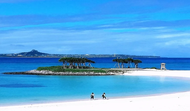 Pesona Emerald Beach Surga Hijau Zamrud di Okinawa Jepang