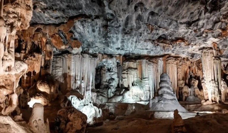Menelusuri Gua Cango, Keajaiban Alam Bawah Tanah Yang Memikat Di Afrika Selatan
