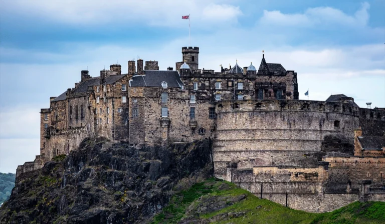 Menyelami Keagungan Edinburgh Castle, Ikon Sejarah Skotlandia