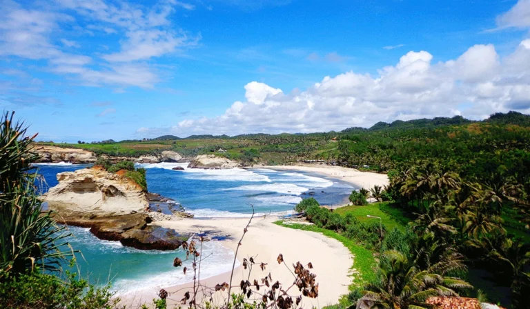 Pantai-Klayar,-Destinasi-Romantis-dan-Pemandangan-Alam-Spektakuler